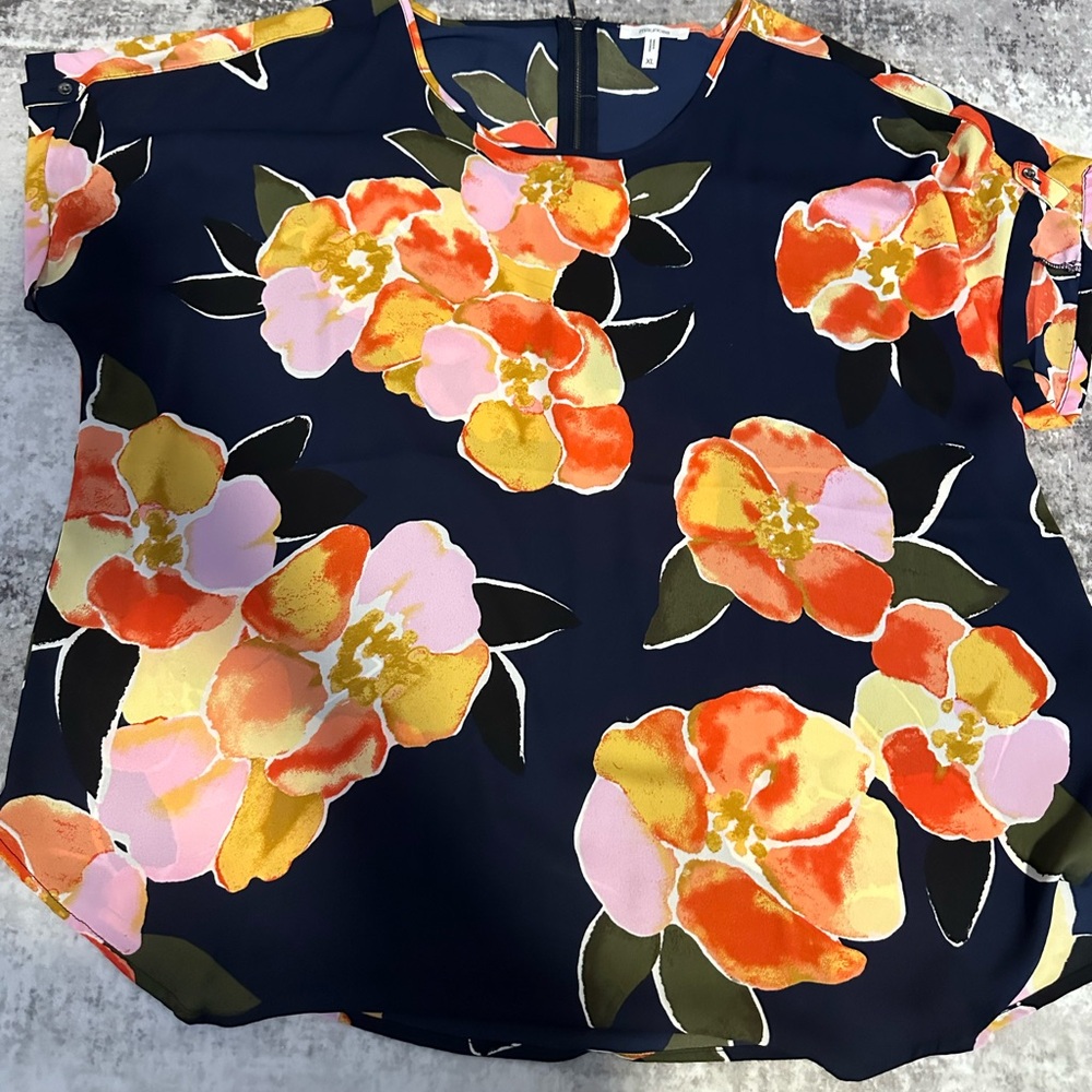 ❤️Maurices Navy and Floral XL Top❤️